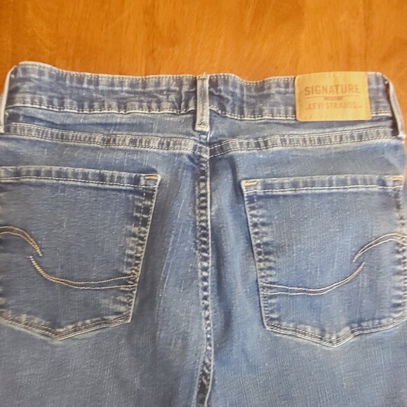 Levi’s Signature Gold ~ Sz 4S ~ Straight Leg Jeans Excellent / New Condition - Picture 6 of 9